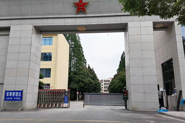 潛江市人民武裝部、車牌識別、人臉識別、廣告道閘、廣告小門安裝調(diào)試完畢