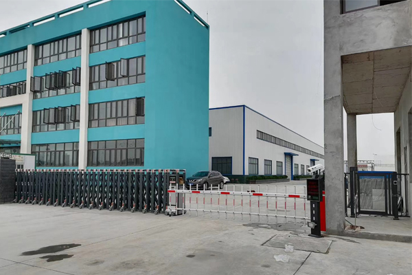 昌盛環(huán)保、電動(dòng)伸縮門、車牌識(shí)別、智能小門、圍欄、旗桿安裝完畢